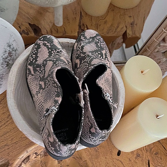 SNAKE SKIN ANKLE BOOTIES WITH ZIPPER โจโจ๐ - Picture 3 of 8